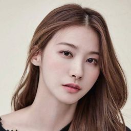 劉仁英 飾演 Kang Jin-ah