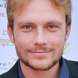 Roby Schinasi 飾演 Alexandre