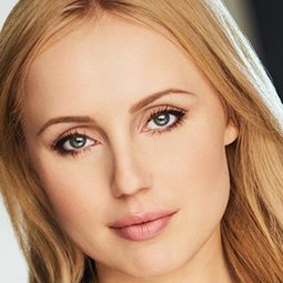 Lilian Lev - Hybristophilia演員 飾演Janet