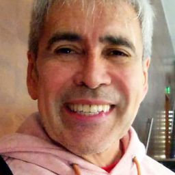 Carlos Donigian 飾演 Hombre de la calle con celular