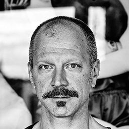 西蒙·哈澤 飾演 Toni