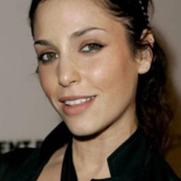 Erin Reese 飾演 Laura