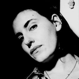 Justine Frischmann 飾演 Self