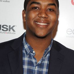 Christopher Massey 飾演 911 Operator / Ambulance Voice / Derisive Observer (voice)