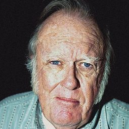 艾莫特·華許 - 青春狂戀演員 飾演Mr. Clark