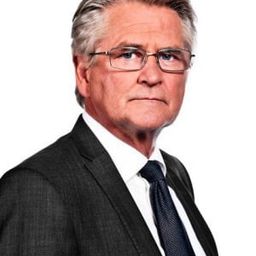 Nils Vogt 飾演 Teacher