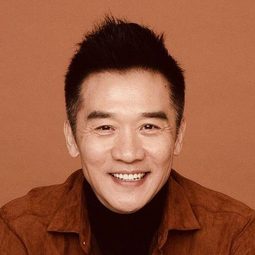 黃志忠 飾演 Curator Huang