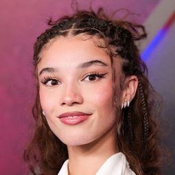 Malia Baker 飾演 Chloe