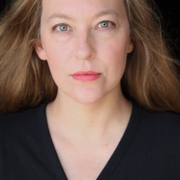 Elise Fyke 飾演 Janice