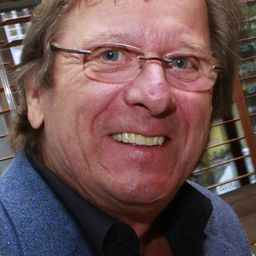 Albert Millaire 飾演 Invité au dîner