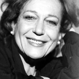 Eirini Inglesi 飾演 Ms. Kardaki