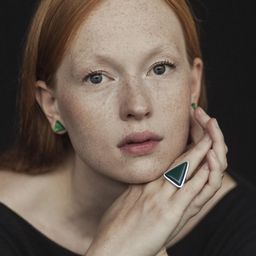 Lena Barbara Luhse 飾演 Sister Sniger