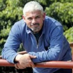 托紐·維加 飾演 Bernales