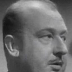 David Horne 飾演 Colonel Mayhew