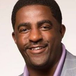 Greg Ellis 飾演 Robert Banks