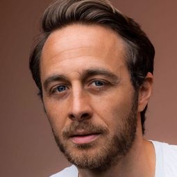 Gabriel Raab 飾演 Baumuller
