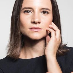 Bianca Comparato 飾演 Beth Kozlov