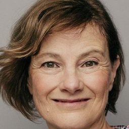 Annette Katzmann - 針孔正義演員 飾演Kvindelig kollega