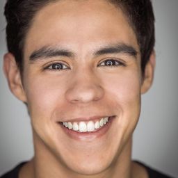 Paco Luna 飾演 Ricky