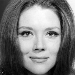 黛安娜·瑞格 飾演 Mother Superior