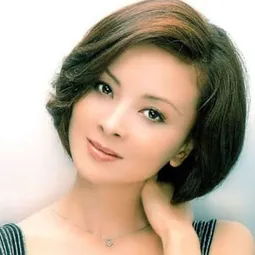 Jie Zhou 飾演 The Woman of Zephyr Lane