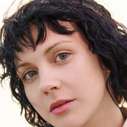 Laura Hajek 飾演 Anna