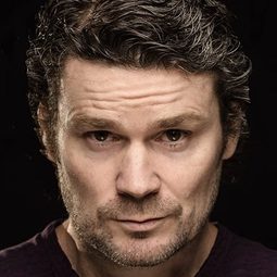 Michael Patric 飾演 Da