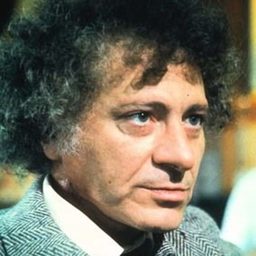 Tino Schirinzi 飾演 Father of Ju and Pa