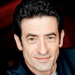 Yakov Kreizberg 飾演 Conductor