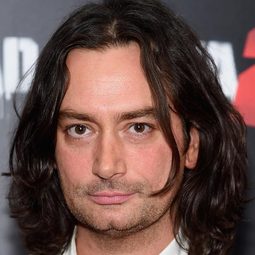 Constantine Maroulis 飾演 Brad