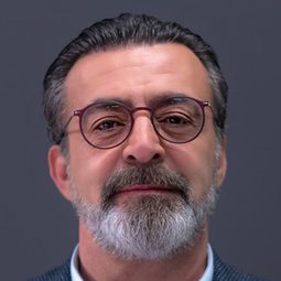 雷凡特·屋甘 飾演 Rıza Kabakoz