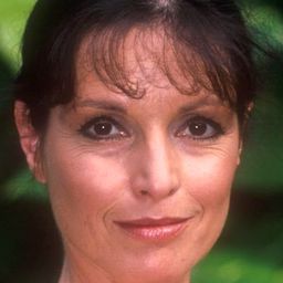 Kristina Nel 飾演 Mrs. Holger