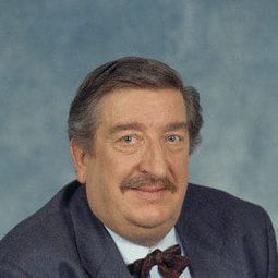 Pierre Tornade 飾演 The commissioner