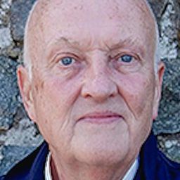 Alexander Oliver 飾演 Abbé