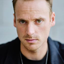 Giel de Winter 飾演 Self