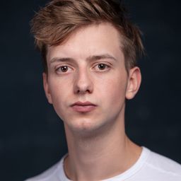 Ivan Zlobin 飾演 Shlomo