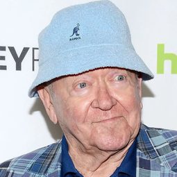 Richard Erdman - Nobody Lives Forever演員 飾演Bellboy, The Marwood Arms