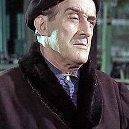 Erasmo Pascual 飾演 Jugador de Mus #1