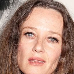 Peta Brady 飾演 Robby