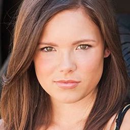 Mackie Burt 飾演 Cheerleader #1