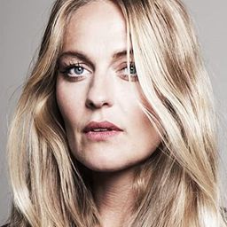 Svandís Dóra Einarsdóttir 飾演 