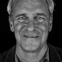 August Zirner 飾演 Maximilian