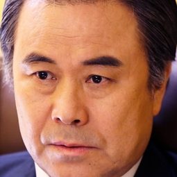 Park Yong-Soo 飾演 Chief Jang