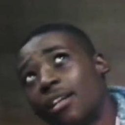 Stephen Perry 飾演 Travis Younger