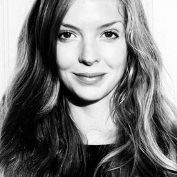 Pheline Roggan 飾演 Angela Schneider