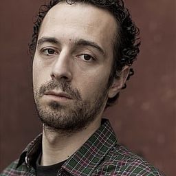 Onur Gürsoy 飾演 Çumralı