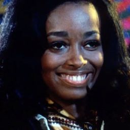 Charlene Jones 飾演 Girl in Mod Shop (uncredited)