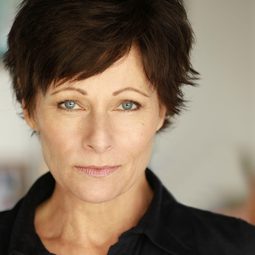 辛蒂·霍根 飾演 Sue Warner