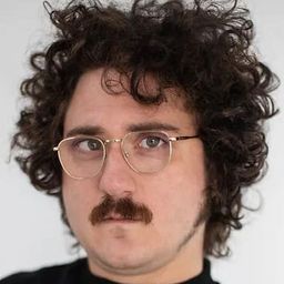 Aaron Porras 飾演 Paisano