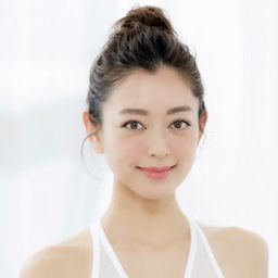 松本莉緒 飾演 Tomie Kawakami